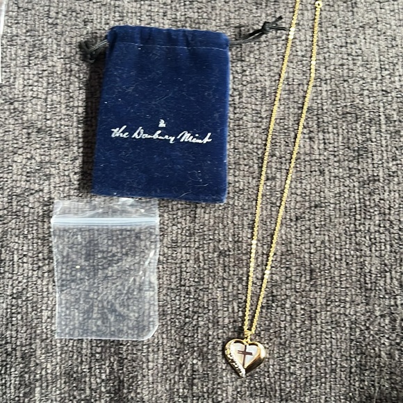 NWT the Danbury mint granddaughter necklace. - gold - Picture 4 of 4